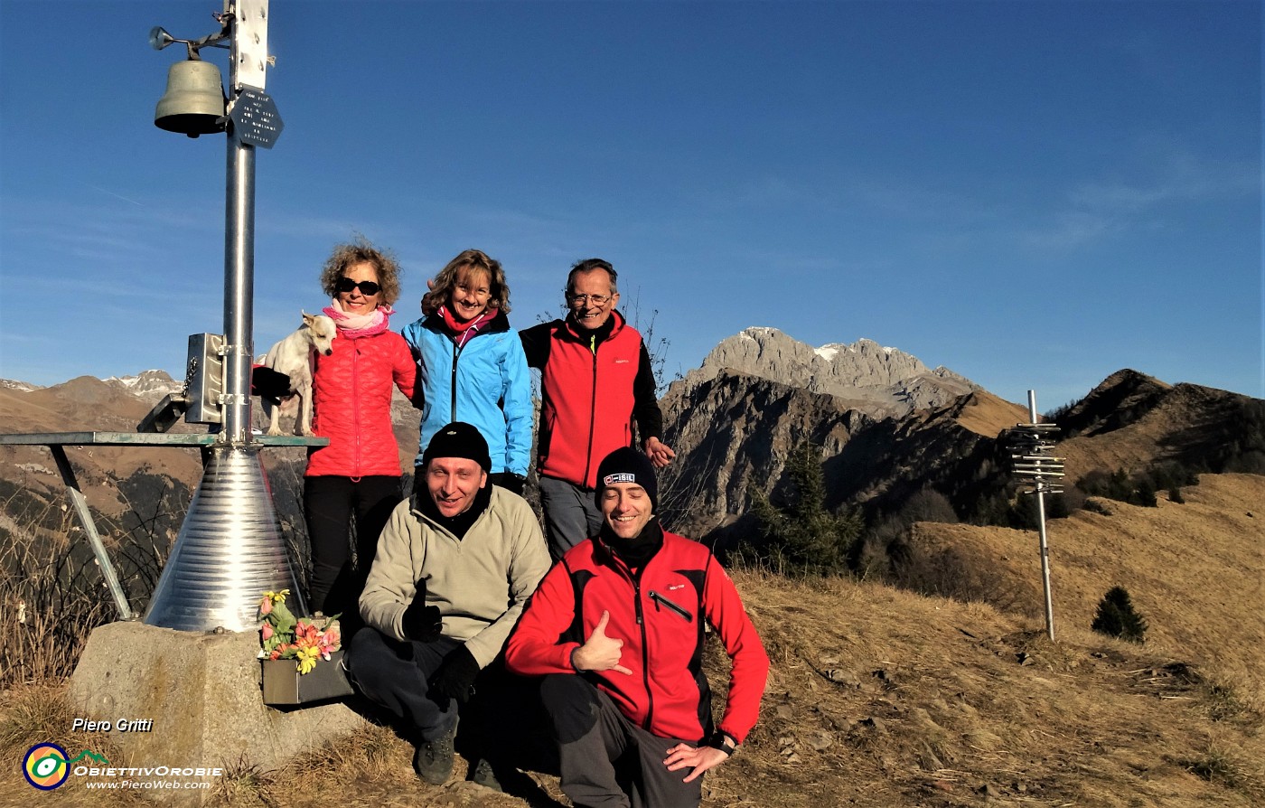 04 Alla croce di Cima Pare (1642 m) con vista in Presolana.JPG